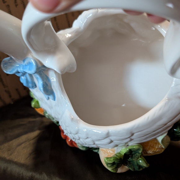 Signature Home Collection Ceramic Basket - Picture 3 of 7